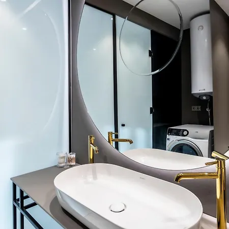 Arena Mall Galleria & Parking 4 *